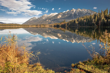 Fototapeta premium Barmsee im Karwendelgebirge in den deutschen Alpen