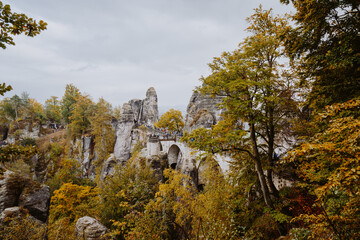 Die Touristenattraktionen Bastei im Herbst - eine Felsformation mit Aussichtsplattform in der Sächsischen Schweiz am rechten Ufer der Elbe auf dem Gebiet der Gemeinde Lohmen