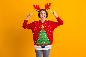 Photo of shocked positive girl point finger antler s deer headband x-mas masquerade costume wear...
