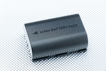 Li-ion Battery / Akku, technisch kühles Licht und metallischer Hintergrund