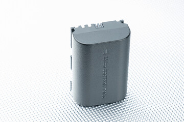 Li-ion Battery / wiederaufladbarer Lithium-Akku - stehend vor einem hellen Hintergrund aus Metall