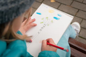 child drawing with color pencil