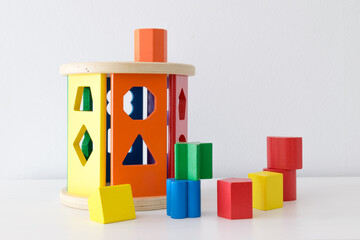 juguete de niños pequeños y bebés de madera de muchos colores y formas