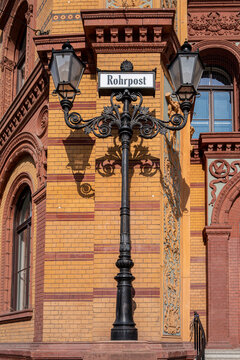 Laterne am historischen Postfuhramt in Berlin
