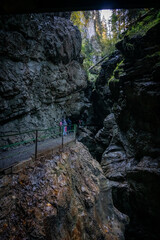 Wandern in der Herbstsonne in Dder Breitachklamm