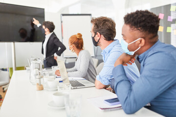Obraz premium Business people listen to a presentation