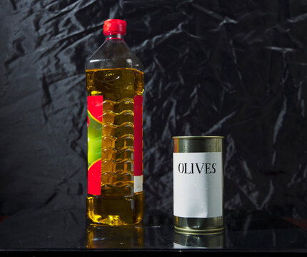 Botella de aceite de oliva español y lata de aceitunas