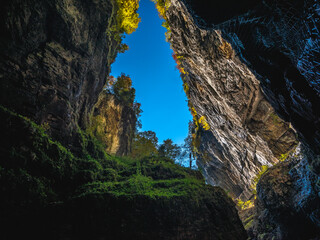 Wandern in der Herbstsonne in der Breitachklamm in Oberstdorf, wunderbare Herbstfarben