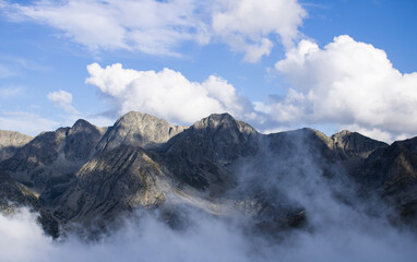 Górskie szczyty w Andorze. - obrazy, fototapety, plakaty