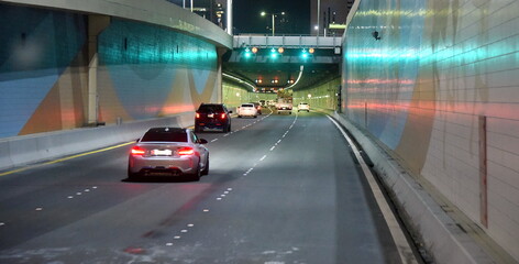 Verkehr im neuen Tunnel von Abu Dhabi