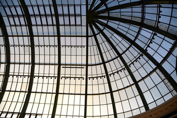 Dachkonstruktion aus Stahl und Glas 