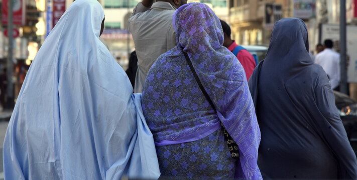 Drei muslimische Frauen unterwegs in Old Baladiya