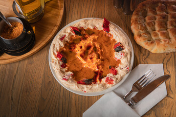 Atom Teller - Türkische Speise mit Joghurt und Chilli 