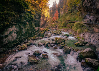 Wandern in der Herbstsonne in der Breitachklamm in Oberstdorf, wunderbare Herbstfarben