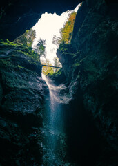 Wandern in der Herbstsonne in der Breitachklamm in Oberstdorf, wunderbare Herbstfarben