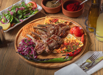 Lammkotlette, Pirzola mit Bulgur Türkische Grillteller