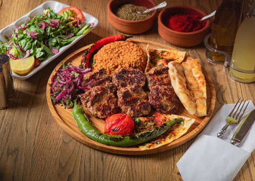T&uuml;rkische K&ouml;fte Teller, Bouletten mit Reis und Bulgur Salat