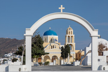 Grèce, Les Cyclades, île de Santorin (Thera ou Thira), village d'Oia, église orthoxe Saint George