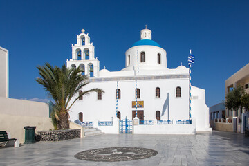 Grèce, Les Cyclades, île de Santorin (Thera ou Thira), village d'Oia, église orthodoxe de Panagia Platsani