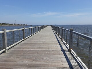 Obraz premium wooden bridge over the sea