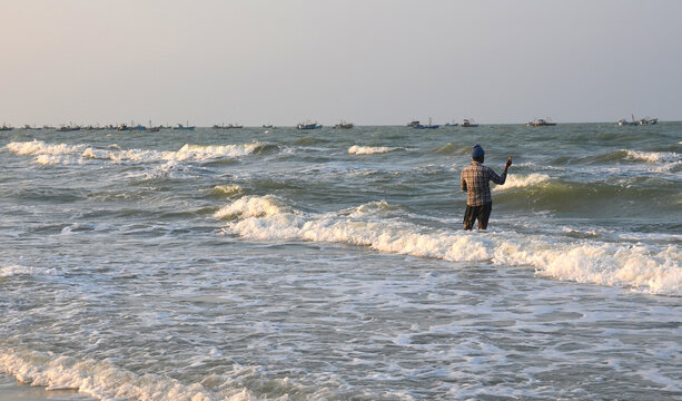 Pescador solitario probando suerte desde la playa en la isla de Mannar, Sri Lanka