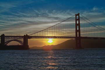 Fototapeta na wymiar golden gate bridge sunset