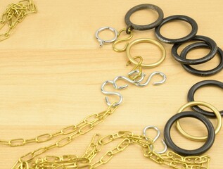Lavoro manuale, materiali metallici: anelli, catene e ganci di colore nero, argento e oro
