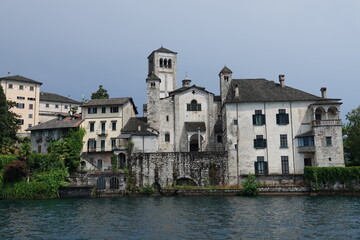 Fototapeta na wymiar Die Basilica San Giulio auf der gleichnamigen Insel im Ortasee