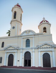 Fototapeta na wymiar iglesia católica en la plaza principal de Cienfuegos Cuba 