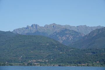 Obraz premium Blick über den Lago Maggiore auf das Alpenmassiv