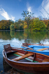 Kleinhesseloher See in München Schwabing (Englischer Garten) mit Booten im Vordergrund / Herbst