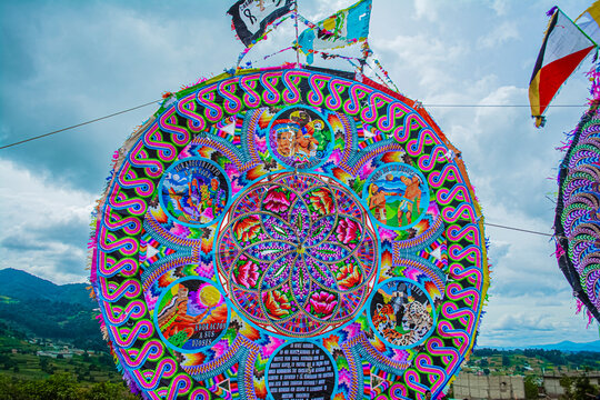 barrilete con dise&ntilde;o de tribales figuras y s&iacute;mbolos 