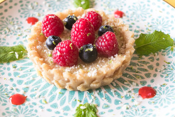 Tarte de frutos silvestres com folhas de hortelã cristalizadas