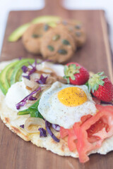 Bolinhos com sementes de abóbora, tortilhas com ovo legumes e morangos