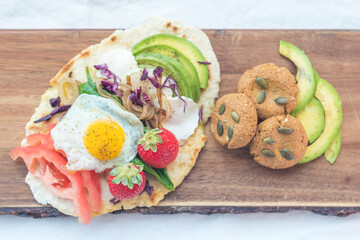 Bolinhos com sementes de abóbora, tortilhas com ovo legumes e morangos