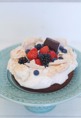 Pavlova de frutos silvestres e chocolate