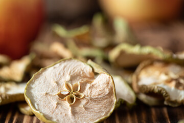 Apfel in Scheiben geschnitten und getrocknet im Herbst für den Winter als Vorrat auf einem Tisch aus Holz