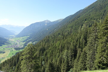 Fototapeta na wymiar valle di montagna