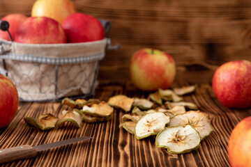 Apfel in Scheiben geschnitten und getrocknet im Herbst für den Winter als Vorrat auf einem Tisch...