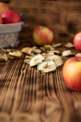 Apfel in Scheiben geschnitten und getrocknet im Herbst für den Winter als Vorrat auf einem Tisch aus Holz