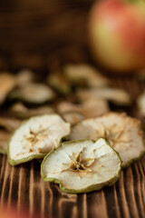 Apfel in Scheiben geschnitten und getrocknet im Herbst für den Winter als Vorrat auf einem Tisch aus Holz
