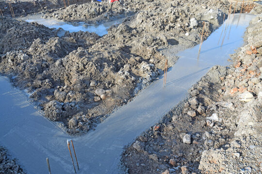 Fondations en b&eacute;ton arm&eacute; pour construire des maisons.