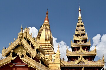 Fototapeta premium The Shwezigon Pagoda is a Buddhist temple located in Nyaung-U, near Bagan. Myanmar. Asia.