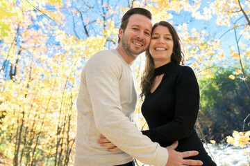 Obraz premium happy autumn fall couple having fun in autumn season