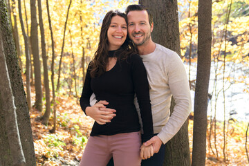 Naklejka premium happy autumn fall couple having fun in autumn season