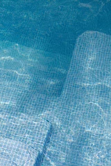 Erfrischendes blaues Wasser in einem vollen Pool © Anastasiya
