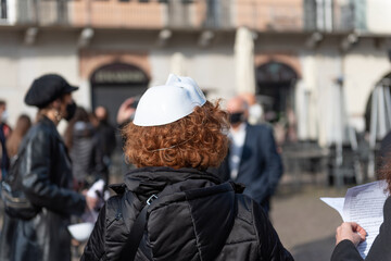 Obraz premium OCTOBER 30, 2020 - BRESCIA, ITALY: Girls in a theatrical mask in a manifestation of show business workers. Women's in the square to protest against the closure of the theater. Covid-19