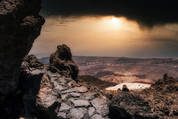 Düstere Landschaft auf einem fremden Planeten - Mars, Mond, Sonne