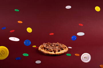 Waffle con carne, ajonjolí en fondo vinotinto y fichas de casino cayendo