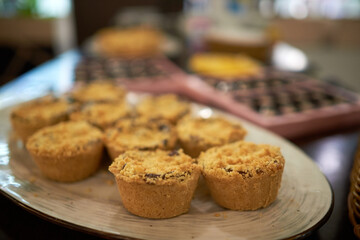 Shortcrust pastry with banana filling and sprinkling